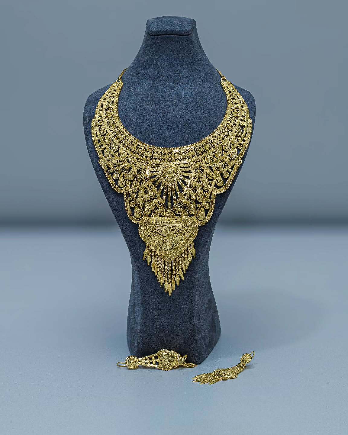 Gold Zarafet Güneş Motifli Telkiri İşlemeli Üçgen Püsküllü Gelin Gerdanlık ve Küpe Seti - 22 Ayar Altın Kaplama