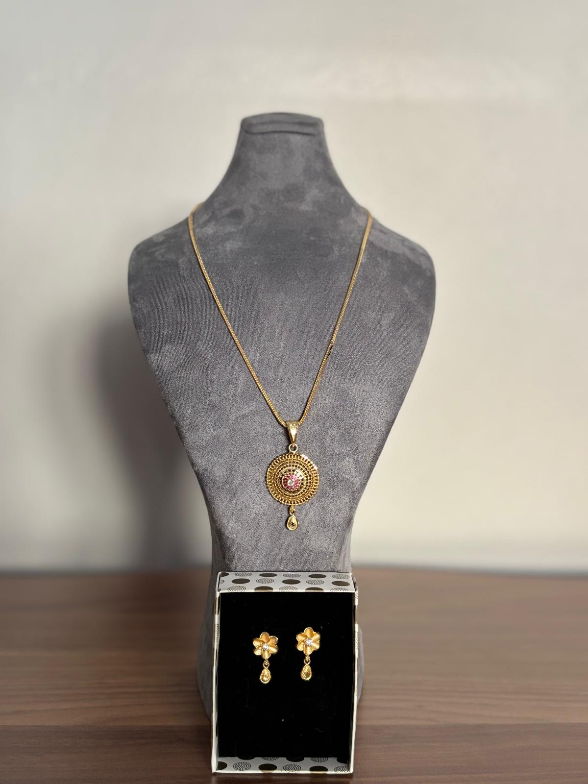İnce İşlemeli Dairesel Motifli Pembe Taşlı Altın Renk Kolye ve Küpe Seti