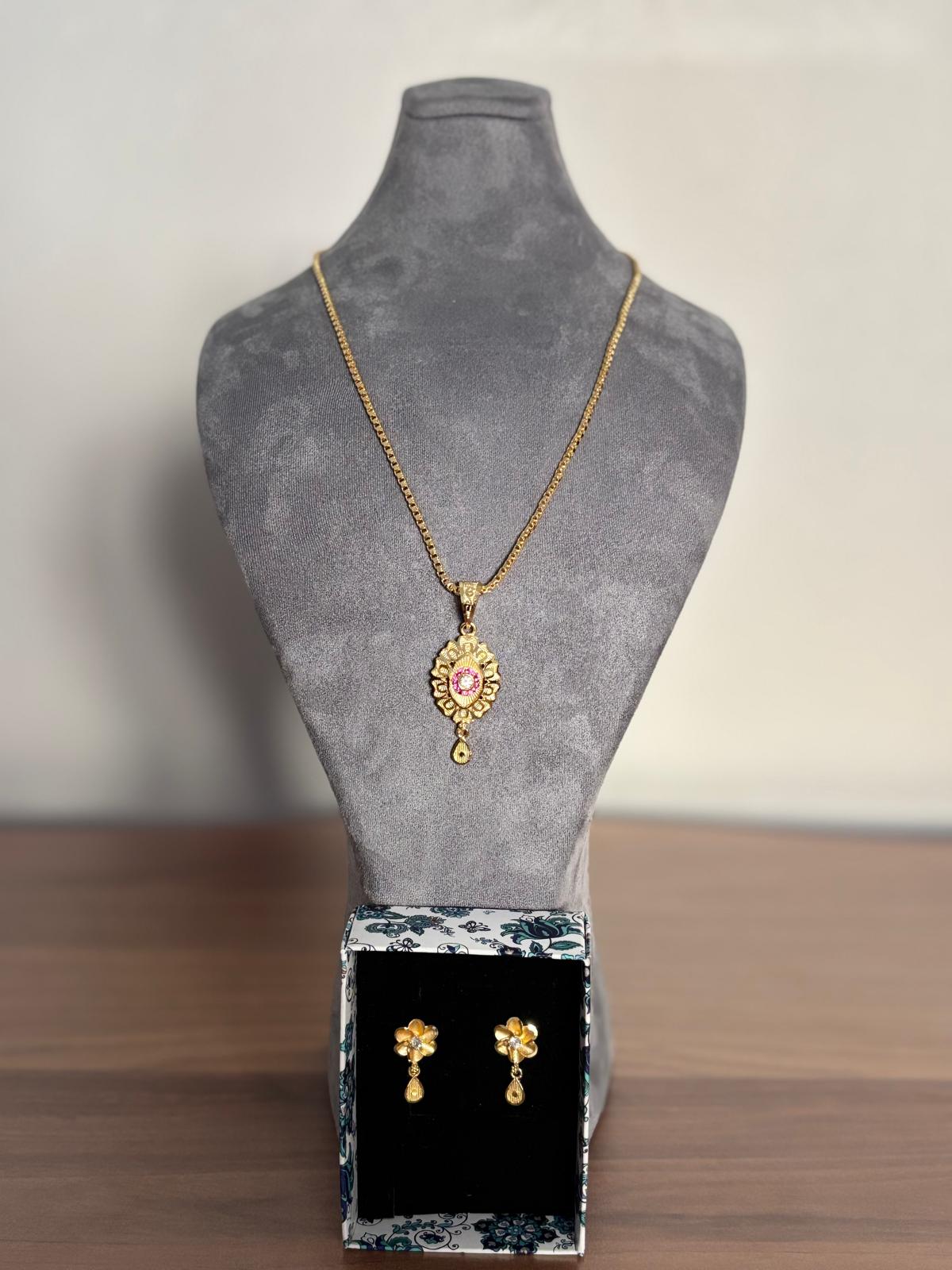 Vintage Motifli Oval Tasarım Pembe Taşlı Altın Renk Kolye ve Küpe Seti