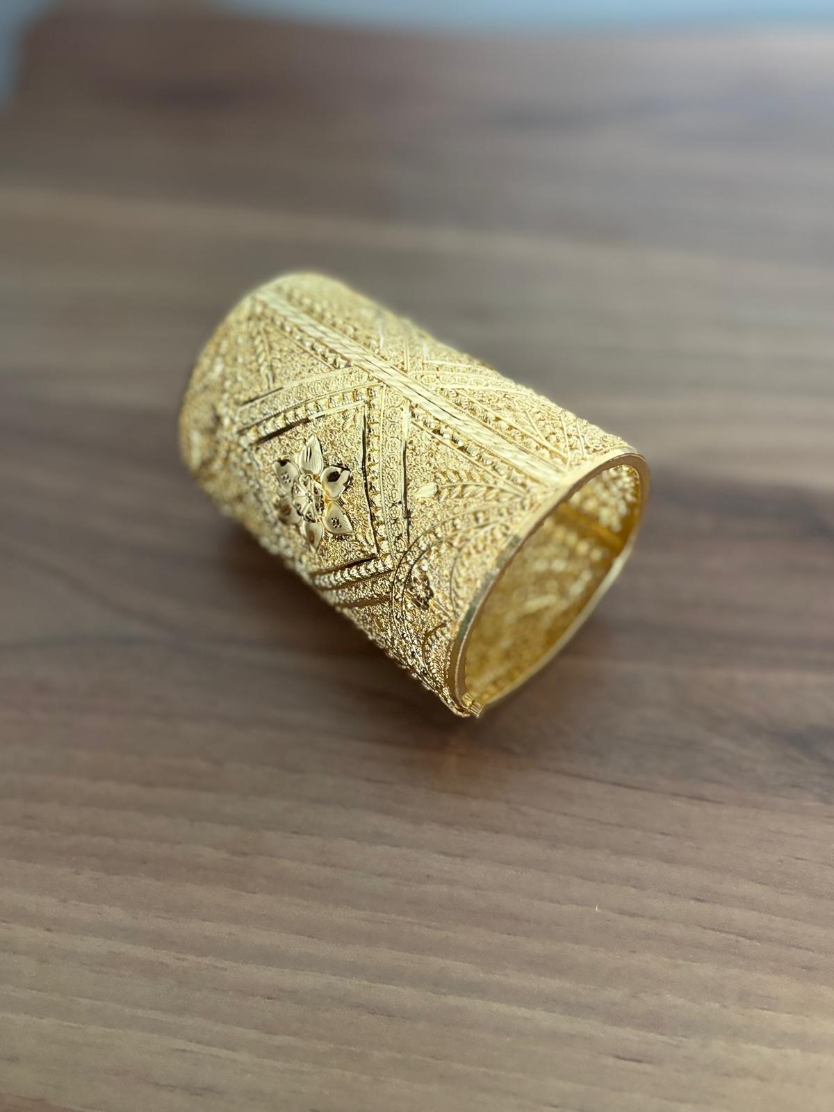 Baklava Dilimi Çiçek Motifli Geniş Lüks Altın Renk Bilezik