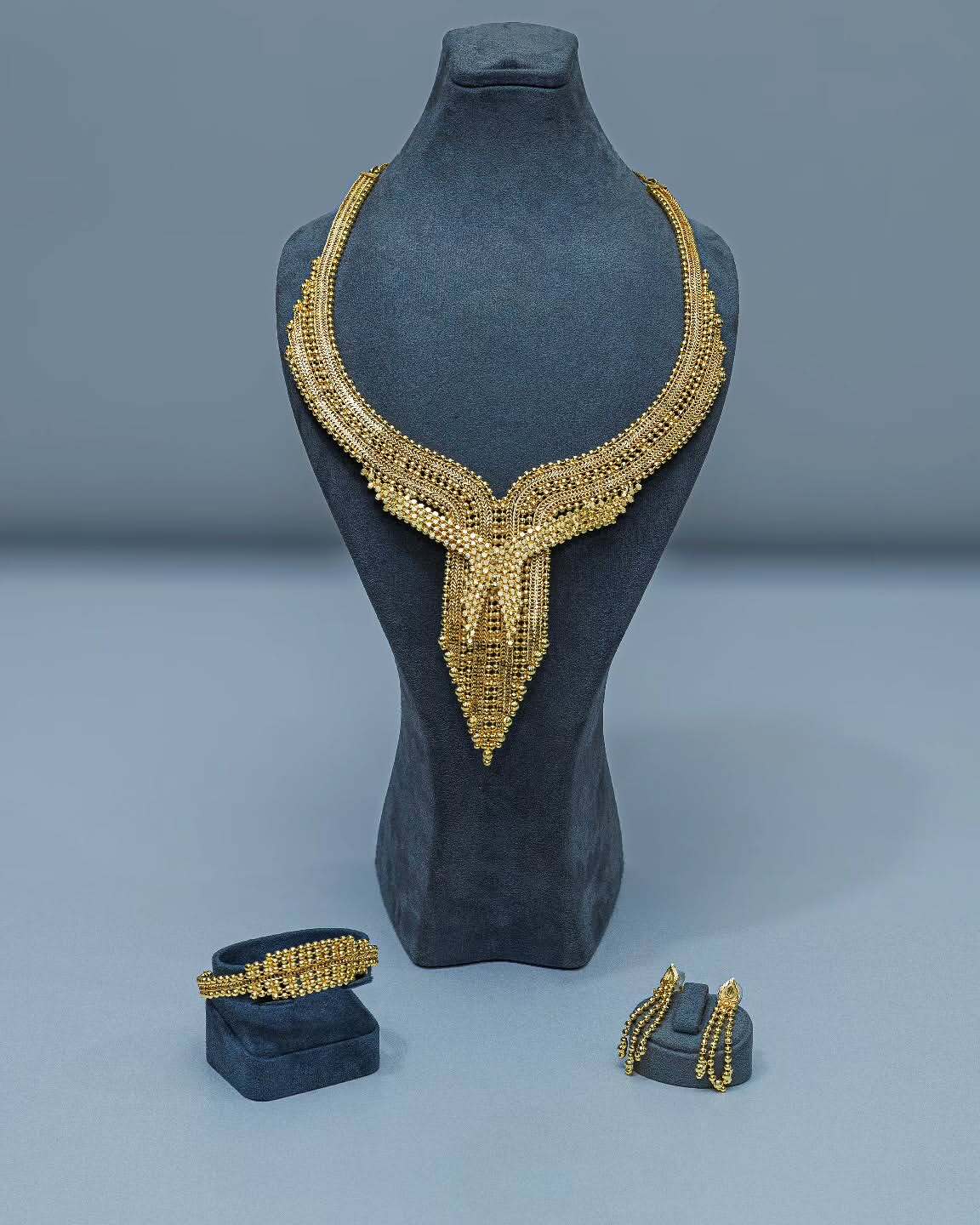 Gold Zarafet V Formlu Kum ve Hasır Örgü Gelin Kolye, Küpe ve Bilezik Tam Set - 22 Ayar Altın Kaplama