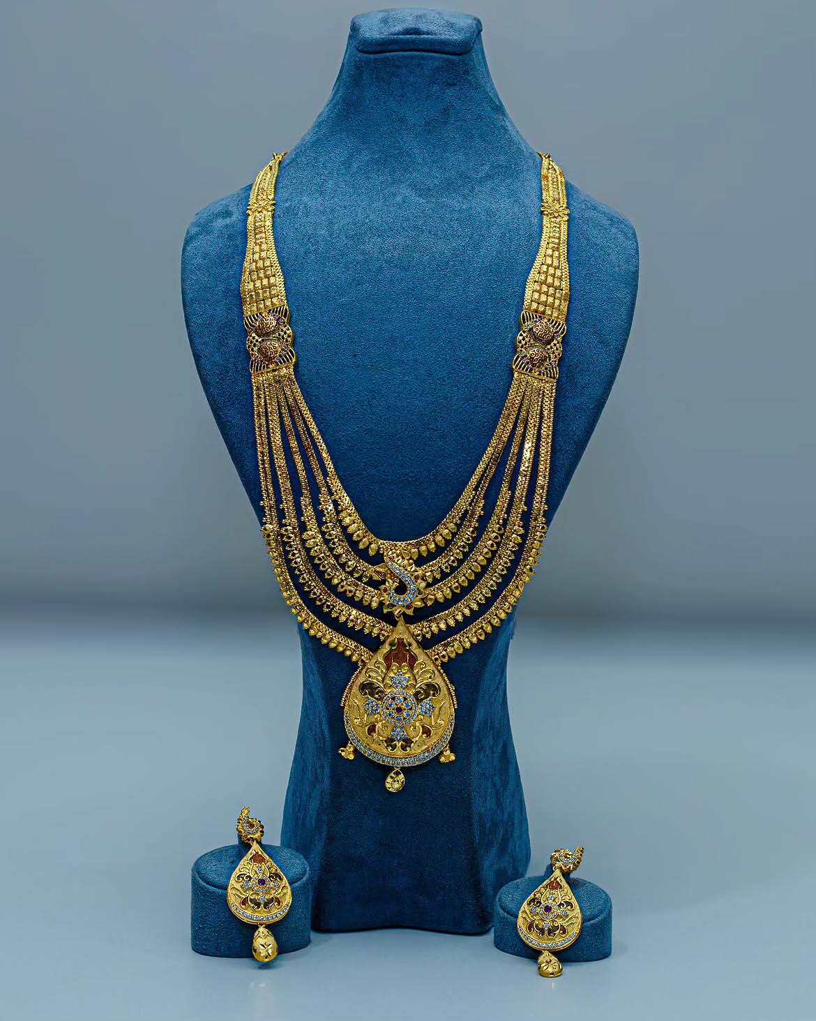 Gold Zarafet Çok Katlı Çoklu Zincirli Renkli Mineli ve Taşlı Damla Madalyonlu Gelin Kolye ve Küpe Seti - 22 Ayar Altın Kaplama
