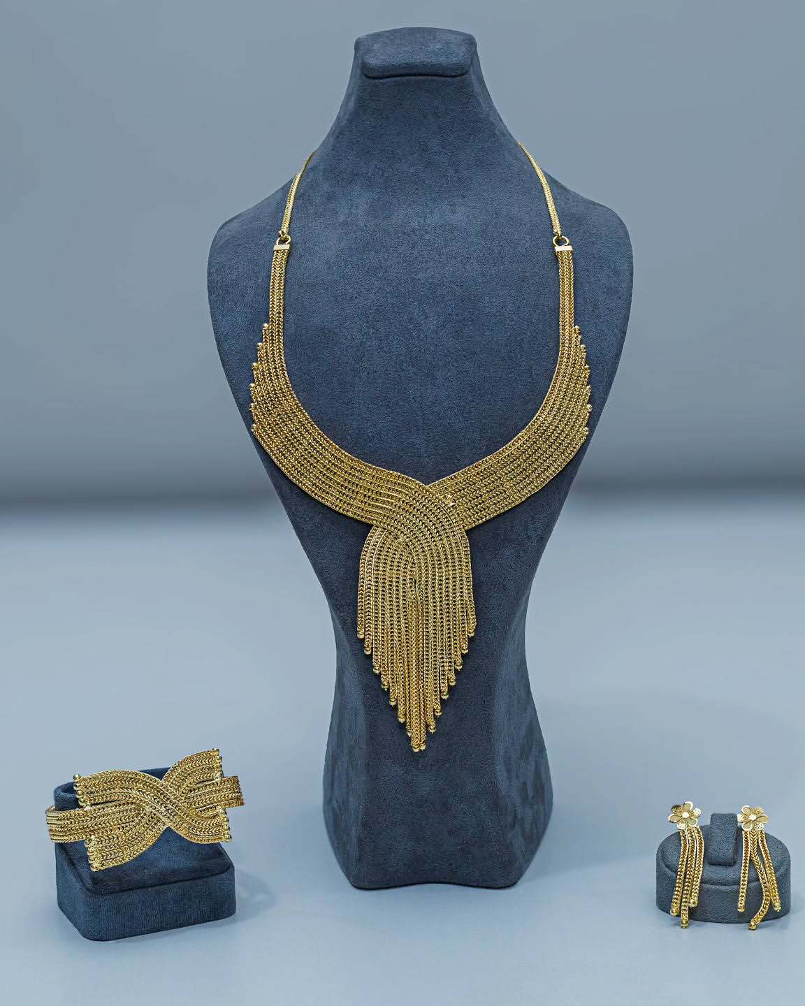Gold Zarafet Çapraz Detaylı Hasır Örgü Püsküllü Gelin Kolye, Küpe ve Bilezik Tam Set - 22 Ayar Altın Kaplama