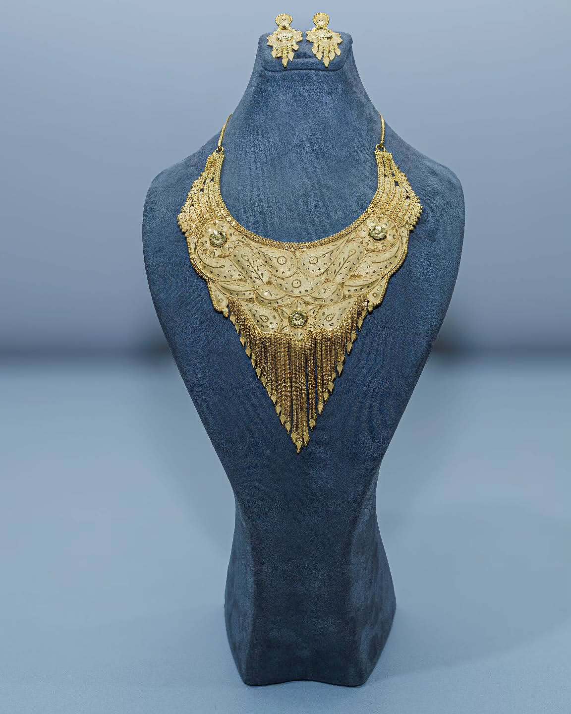 Gold Zarafet Kabartma Yaprak Motifli ve Saçaklı Ağır Gelin Gerdanlık ve Küpe Seti - 22 Ayar Altın Kaplama