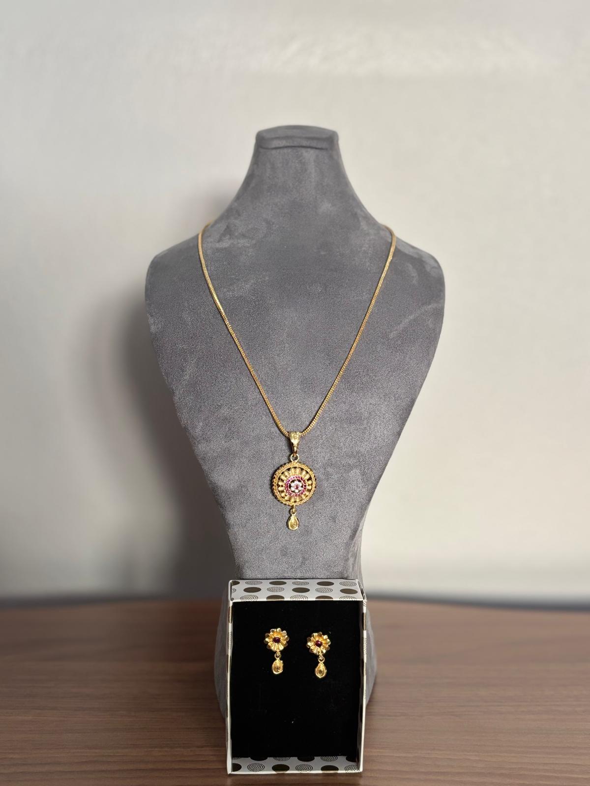 Güneş Motifli Pembe Taşlı Altın Renk Kolye ve Küpe Seti
