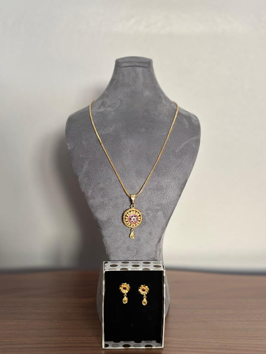 Güneş Motifli Pembe Taşlı Altın Renk Kolye ve Küpe Seti