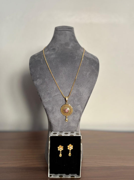 İnce İşlemeli Dairesel Motifli Pembe Taşlı Altın Renk Kolye ve Küpe Seti